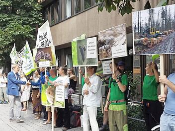 Was passiert mit dem Hohen Buchenen Wald? Naturschützer protestieren in München vor dem Bayerischen Verwaltungsgerichtshof.  Foto: p.