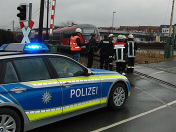 Mit einer Halbschranke wird der Bahnübergang gesichert. Foto: Petra Malbrich