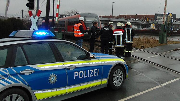 Mit einer Halbschranke wird der Bahnübergang gesichert. Foto: Petra Malbrich