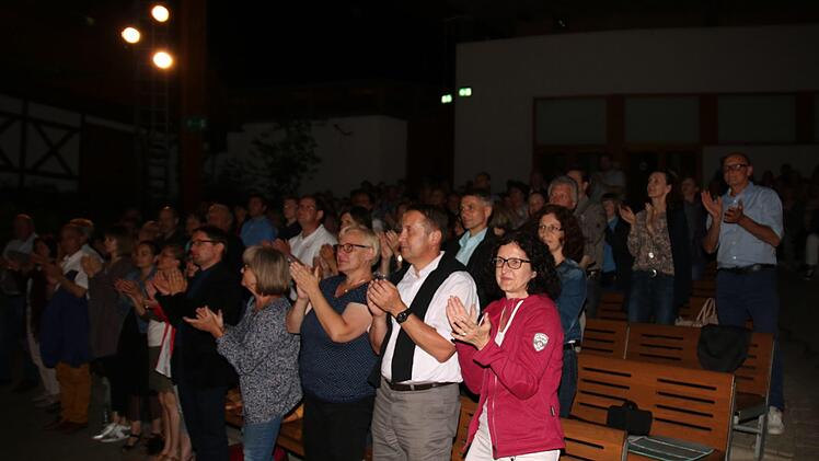 Mit Ovationen im Stehen wurden die Schauspieler belohnt Foto: Jürgen Gärtner