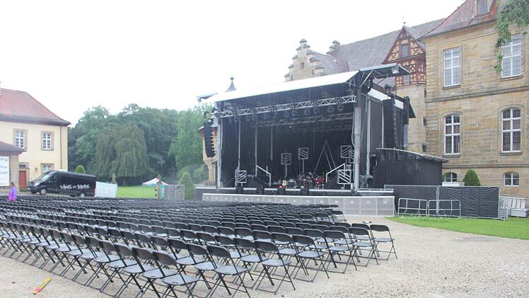 Bühne vor Prachtbau - der Schlosshof am Dienstag um 15 Uhr.