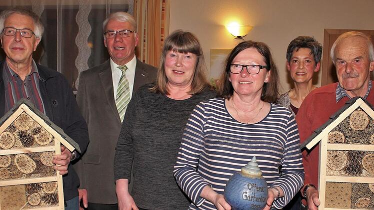 Die Gartenbesitzer, die beim Tag der offenen Gartentür ihre Pforten öffneten, wurden mit Geschenken belohnt. Im Bild links die Familie Bezold aus Heroldsberg, rechts die Familie Hausmann aus Weisendorf mit Otto Tröppner (2. v. l.) und Jutta Sulzer (2. v. r.)