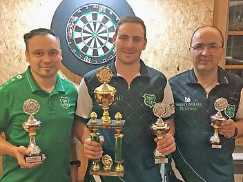 Die "Spickerbuam" der Sportfreunde Steinsfeld ermittelten bei der vierten Vereinsmeisterschaft den besten Darter in ihren eigenen Reihen. Unser Bild zeigt (von links) Markus Heilmann (Zweiter), Valentino Giannoulas (Vereinsmeister) und Jürgen Freisinger (Dritter).  Foto: Ulrike Langer