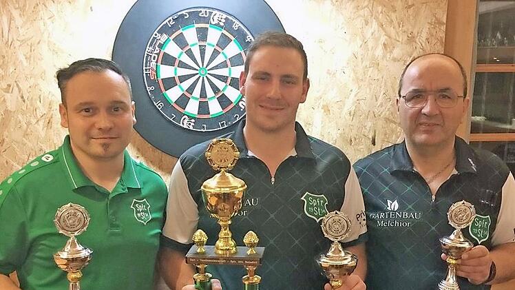 Die "Spickerbuam" der Sportfreunde Steinsfeld ermittelten bei der vierten Vereinsmeisterschaft den besten Darter in ihren eigenen Reihen. Unser Bild zeigt (von links) Markus Heilmann (Zweiter), Valentino Giannoulas (Vereinsmeister) und Jürgen Freisinger (Dritter).  Foto: Ulrike Langer