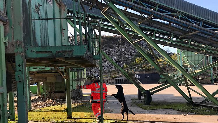 Johannes Kistner mit seinem Labrador bei der Trümmersuche.