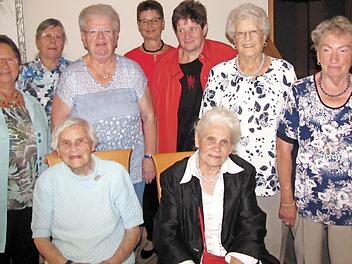 Die Silberjubilare des VdK Coburg West (von links): Gudrun Grimmer, Heidemarie Ernst, Erika Hoydis, Karin Krug, Roswitha Ritter, Siegrid Lindner, Hildegard Becker, Friedel Hain und Herta Rotter.  Foto: Martin Koch