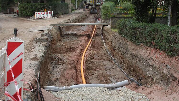 Im hinteren Teil von Schwarzach in Richtung Danndorf wird noch an Kanal und Wasserleitungen gearbeitet.Baustelle Schmeilsdorf 4