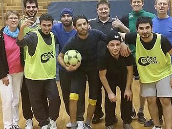 Die Flüchtlinge aus dem Iran und aus Syrien freuen sich über die Einladung der Skilanglaufgemeinschaft Reichenbach zum regelmäßigen Sporttraining. Mit im Bild Karin Kästner (links) sowie (hinten, von rechts) Vorsitzender Siegfried Stubrach, Florian Dressel und BSJ-Kreisjugendleiter Adrian Seitz.  Foto: Karl-Heinz Hofmann