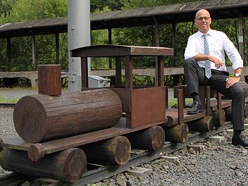 Gerd Kleinhenz, Bürgermeister von Wildflecken, am Bahnhof Wildflecken. Früher konnte er sich eine Reaktivierung der Strecke vorstellen. Doch er hat seine Meinung geändert. Foto: Ulrike Müller