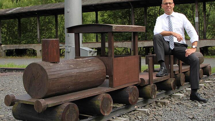 Gerd Kleinhenz, Bürgermeister von Wildflecken, am Bahnhof Wildflecken. Früher konnte er sich eine Reaktivierung der Strecke vorstellen. Doch er hat seine Meinung geändert. Foto: Ulrike Müller