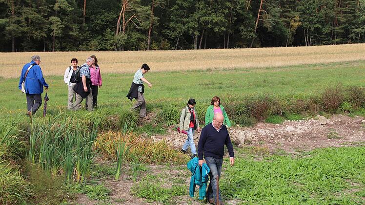 Vorsichtig ging es über den trockenen Weihergrund. Foto: Abdreas Dorsch
