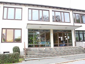 Einfachverglasung, keine Dämmung: Der größte Wärmeverlust am Stadtsteinacher Schulgebäude entsteht am Haupteingang des Altbaus. Foto: Dagmar Besand