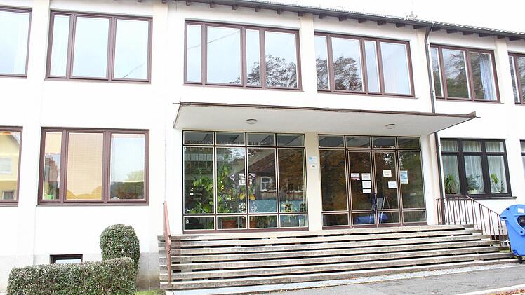 Einfachverglasung, keine Dämmung: Der größte Wärmeverlust am Stadtsteinacher Schulgebäude entsteht am Haupteingang des Altbaus. Foto: Dagmar Besand
