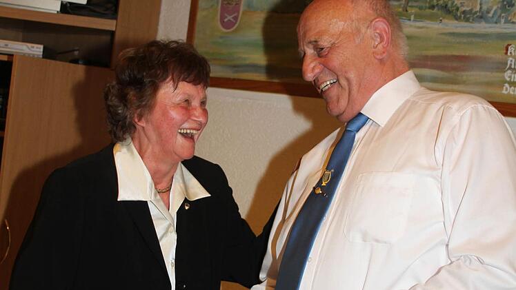 "Vitus Karg ist eine Bereicherung für die Ortsgemeinschaft", lobte Elfriede Stenglein, Vorsitzende der Sängergruppe Mainleus. Foto: Sonja Adam