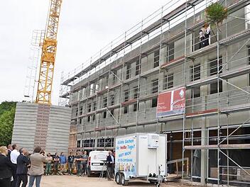 Richtfest am zentralen Bau des neuen Fachmarktzentrums in den Herzogenauracher Klingenwiesen. Wo einst der Obi-Baumarkt war, werden das Novina-Hotel und ein E-Center eröffnen.  Fotos: Bernhard Panzer