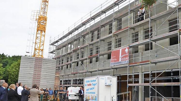 Richtfest am zentralen Bau des neuen Fachmarktzentrums in den Herzogenauracher Klingenwiesen. Wo einst der Obi-Baumarkt war, werden das Novina-Hotel und ein E-Center eröffnen.  Fotos: Bernhard Panzer