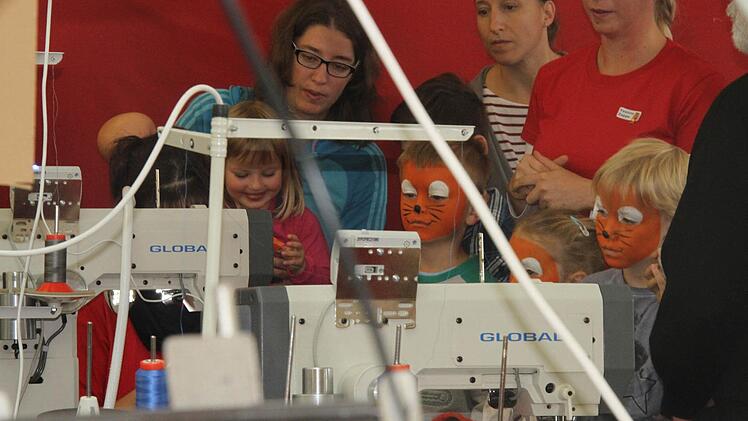 Die Kinder bekamen alle Schritte in der Werkstatt genau erklärt.