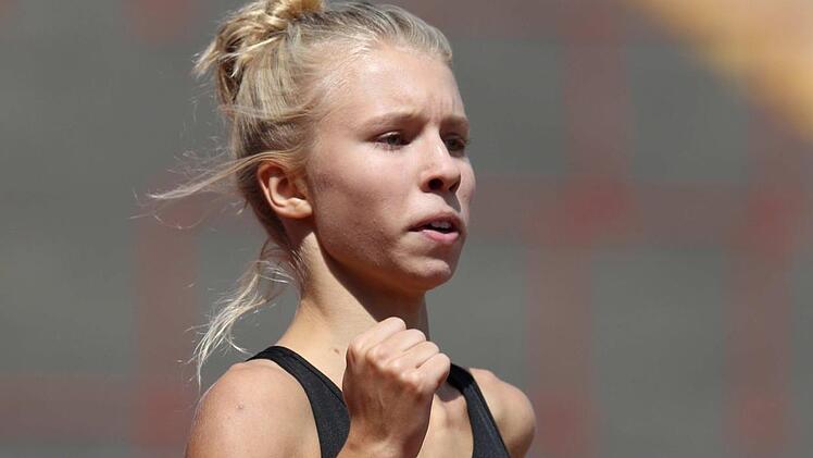 Viviane Heilmann vom TV/DJK Hammelburg überraschte bei den Bayerischen Meisterschaften in Augsburg. Sie gewann die 400 Meter Hürden der U18 und holte Bronze über 400 Meter flach. Fotos: Theo Kiefner