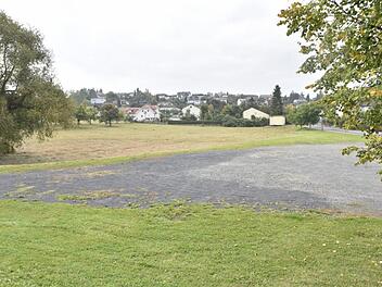Keine Umplanung gibt es für die Anlage des geplanten Seniorenwohnheimes in Königsberg am Lauerbach. Es wird demnächst auf der Wiese gegenüber der Stadthalle wie geplant gebaut.Gerold Snater