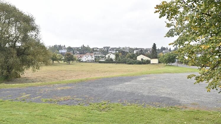 Keine Umplanung gibt es für die Anlage des geplanten Seniorenwohnheimes in Königsberg am Lauerbach. Es wird demnächst auf der Wiese gegenüber der Stadthalle wie geplant gebaut.Gerold Snater