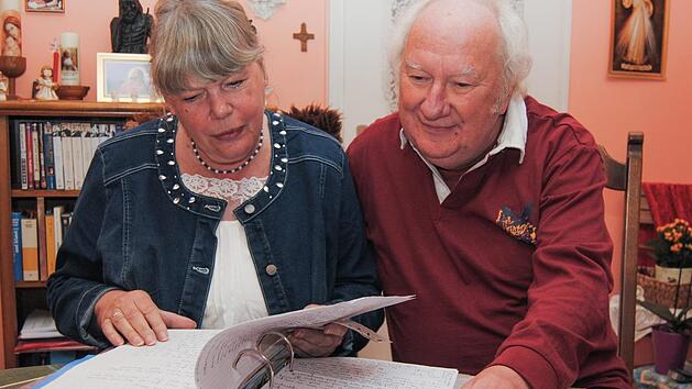 Jeder Brief wird feins&auml;uberlich abgeheftet: Monika und Henry Toedt kommunizieren mit Strafgefangenen in aller Welt. Das Paar aus Hammelburg hat derzeit 15 Briefpartner - von Nordamerika &uuml;ber Europa bis nach Asien. Foto: Wolfgang D&uuml;nnebier