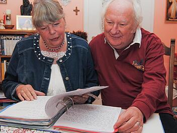 Jeder Brief wird feinsäuberlich abgeheftet: Monika und Henry Toedt kommunizieren mit Strafgefangenen in aller Welt. Das Paar aus Hammelburg hat derzeit 15 Briefpartner - von Nordamerika über Europa bis nach Asien. Foto: Wolfgang Dünnebier