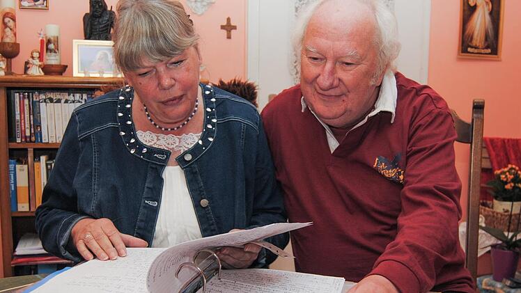 Jeder Brief wird feinsäuberlich abgeheftet: Monika und Henry Toedt kommunizieren mit Strafgefangenen in aller Welt. Das Paar aus Hammelburg hat derzeit 15 Briefpartner - von Nordamerika über Europa bis nach Asien. Foto: Wolfgang Dünnebier