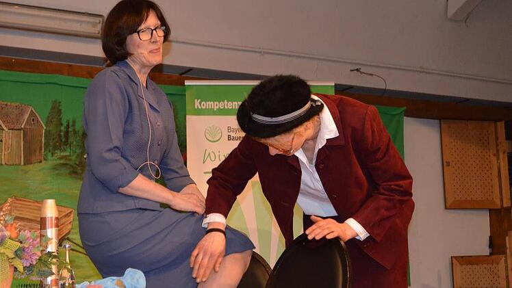 Und irgendwann entdecken auch die Landfrauen Nylons: Christine Heider und Kerstin Barth. Foto: Gabi Bertram
