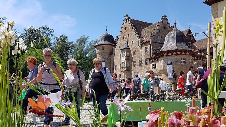 Das Angebot stimmt und die Kulisse ist traumhaft. Das Gartenfest in Schloss Eyrichshof übt seit 15 Jahren Anziehungskraft auf Tausende von Menschen aus. Fotos: Eckehard Kiesewetter