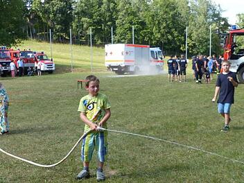 "Wasser marsch" - das "Löschen" mit der Kübelspritze ist gar nicht so einfach. Foto: Klaus-Peter Wulf