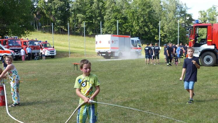 "Wasser marsch" - das "Löschen" mit der Kübelspritze ist gar nicht so einfach. Foto: Klaus-Peter Wulf