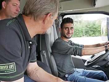Vor den Runden &uuml;ber das &Uuml;bungsgel&auml;nde gibt es von den Trainern eine Einweisung in die jeweiligen Fahrzeuge.  Foto: VT