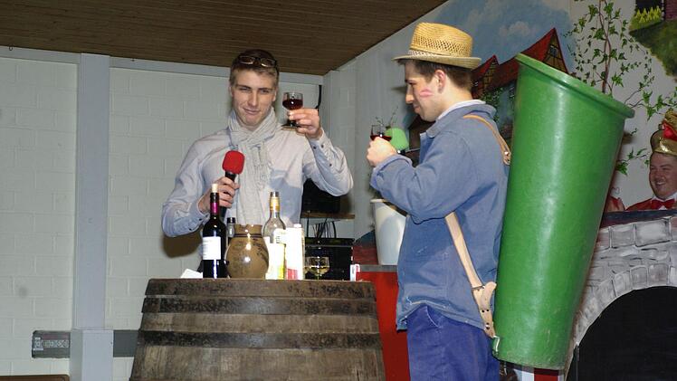 Bei der Närrischen Weinprobe in Aura hatten Marcel und Philipp Kaiser die Lacher auf ihrer Seite.