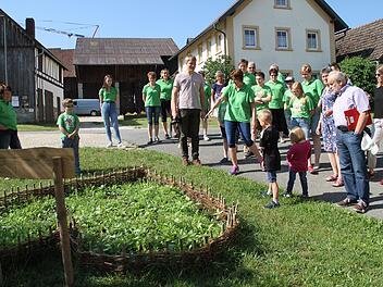 Die "Buntspechte" haben im Frühjahr ein Herz für Bienen angelegt.  Fotos: Gerda Völk