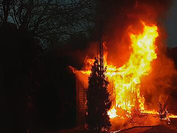 So viele Einsätz wie noch nie, hatte die Feuerwehr Münnerstadt im vergangenen Jahr, wie hier bei einer Gartenhütte, die jedoch komplett abbrannte.  Foto: Archiv/Robert Müller/Feuerwehr