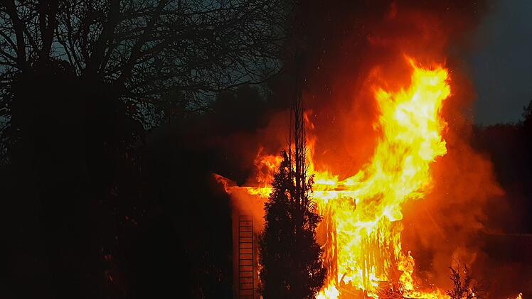 So viele Einsätz wie noch nie, hatte die Feuerwehr Münnerstadt im vergangenen Jahr, wie hier bei einer Gartenhütte, die jedoch komplett abbrannte.  Foto: Archiv/Robert Müller/Feuerwehr
