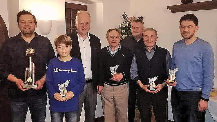 Als Stadtmeister wurden (von links) Bernd Tüchert, Paul Tüchert, Willi  Stumpf, Werner Mauer, Karl Bauer und Oskar Denner geehrt. Dritter von links: Bürgermeister Helmut Blank. Foto: Klaus Krämer