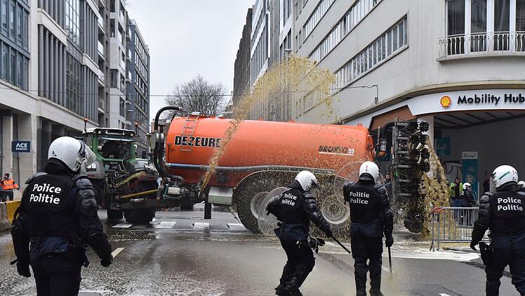Landwirte protestieren mit Gülle