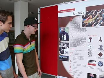Nico und Lucas betrachten die Stellwände der Ausstellung "Demokratie stärken - Rechtsradikalismus bekämpfen" in der Aula des Armin-Knab-Gymnasiums.  Fotos: Brock