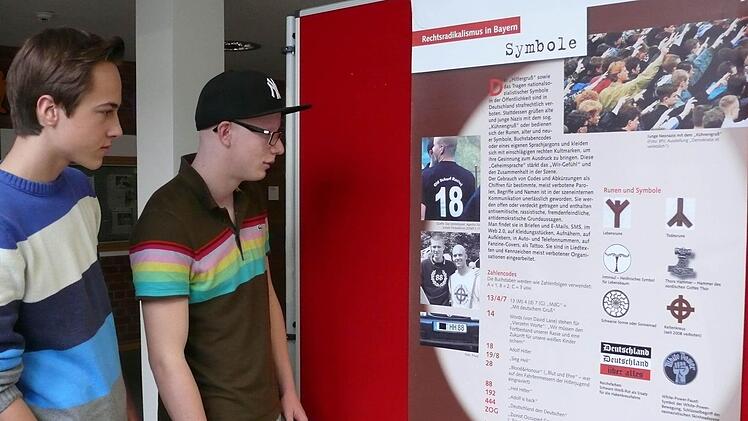 Nico und Lucas betrachten die Stellwände der Ausstellung "Demokratie stärken - Rechtsradikalismus bekämpfen" in der Aula des Armin-Knab-Gymnasiums.  Fotos: Brock
