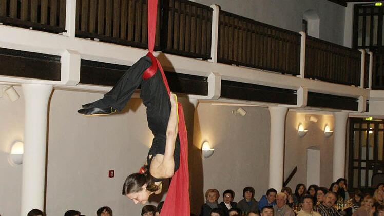 Auch in einer Halle voller erfolgreicher Sportler - vielleicht gerade deswegen - erntete die akrobatische Leistung von Silke Ebert, die quasi über den Köpfen der Gäste ihre Kunststücke vollführte, großen Beifall.