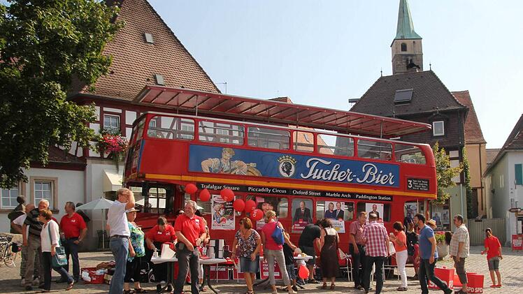 Die SPD-Wahlkämpfer machten mit einem roten Bus auf sich aufmerksam. Foto: Andreas Brandl