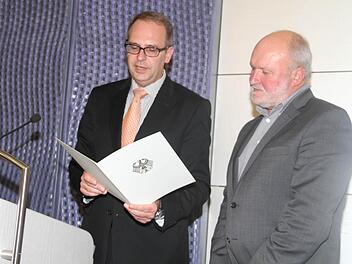 In einer kleinen Feierstunde händigte Landrat Christian Meißner (links) an Erhard Schlottermüller die Verdienstmedaille des Verdienstordens der Bundesrepublik Deutschland aus. Foto: Gerda Völk