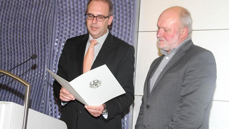 In einer kleinen Feierstunde händigte Landrat Christian Meißner (links) an Erhard Schlottermüller die Verdienstmedaille des Verdienstordens der Bundesrepublik Deutschland aus. Foto: Gerda Völk