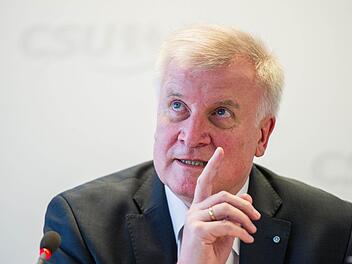 CSU-Chef Horst Seehofer spricht am 03.04.2014 in München auf einer Pressekonferenz, bei der es unter anderem um die Ergebnisse der Kommunalwahlen in Bayern geht. Foto: Marc Müller/dpa