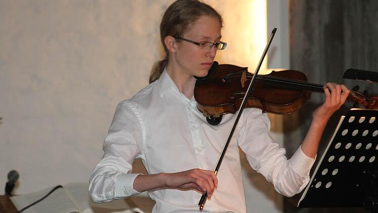 Johannes Düreth hat seit sechs Jahren Violinunterricht - seine Interpretation des Allegro moderato-Satzes aus dem Konzert G-Dur von Joseph Haydn konnte sich hören lassen.
