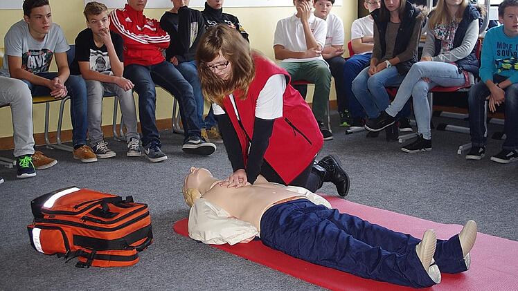 : Schulsanitäterin Carina Köhlerschmidt zeigt die Herzdruckmassage. Foto: Schülein
