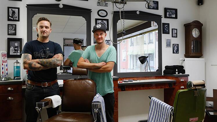 Marco Maas und Florian Hailer setzen nach vielen Jahren des Abwägens jetzt den Traum von der Selbstständigkeit in die Wirklichkeit um. In dem alten Tabakladen der Familie Heurung in Haßfurt haben sie jetzt erst einmal ihre ganz persönliche Heimat gefunden. Fotos: Matthias Hoch