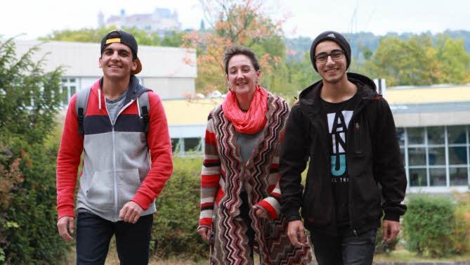 Caritas-Betreuerin Anja Heinz holt Numan und Nezar (rechts) aus ihrer Schule am Plattenäcker ab. Foto: Katja Nauer