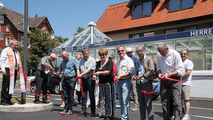 Höchst offiziell: Das rote Band wird durchschnitten. Foto: Ulrike Müller